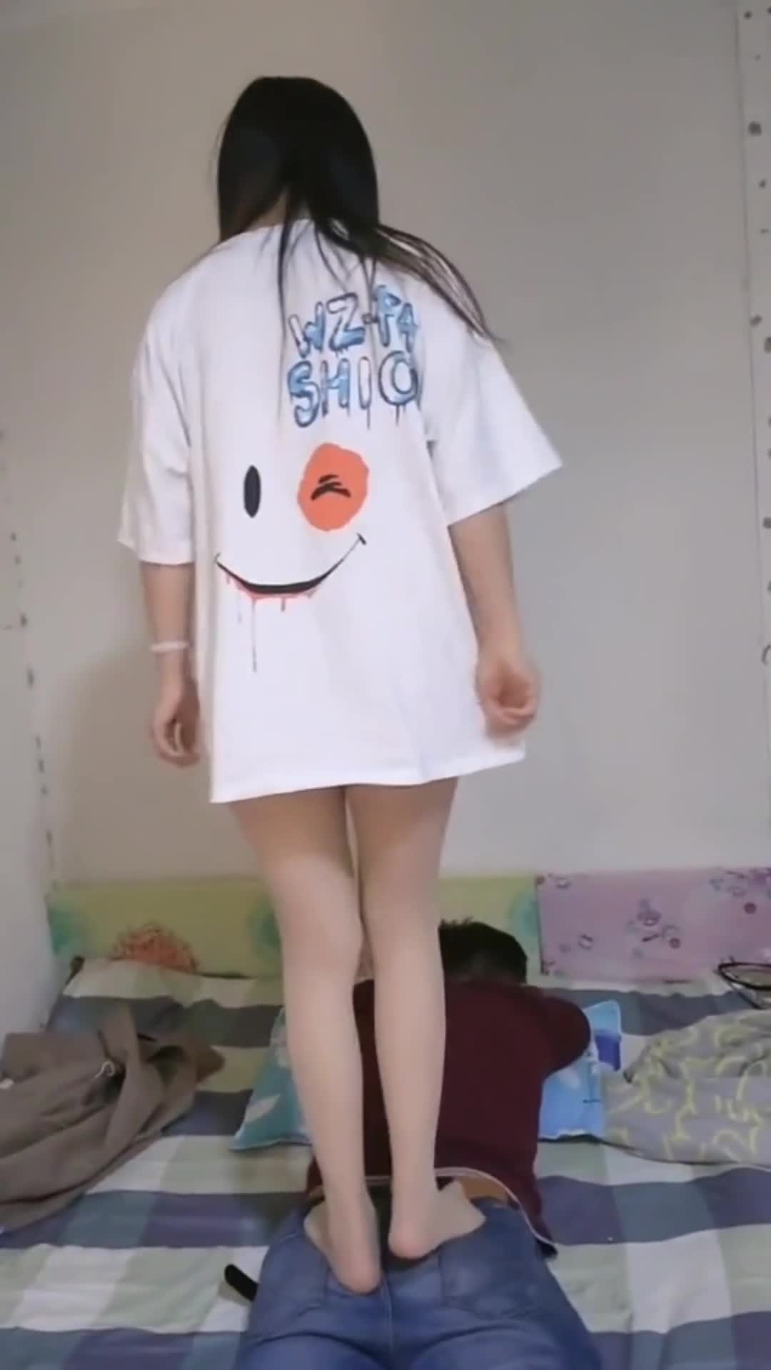 大哥挣钱太累,老婆帮他踩踩背,缓解一下疲劳!