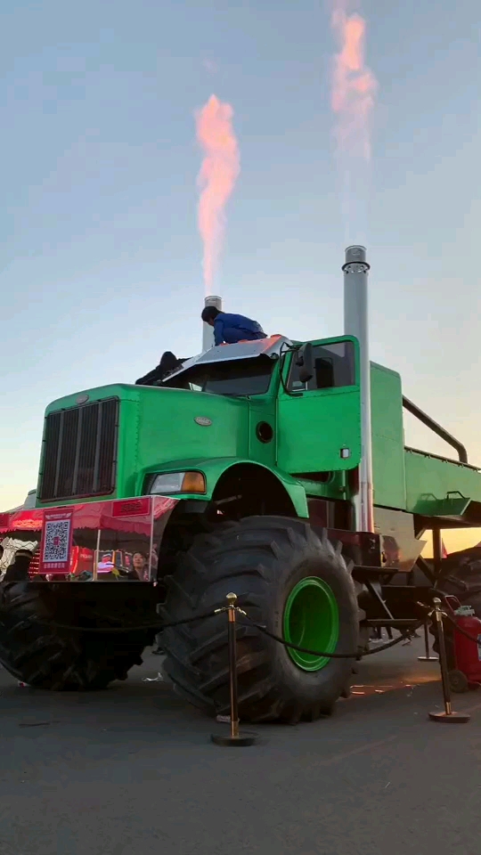 大型农用拖拉机烟囱喷火了,速速观看