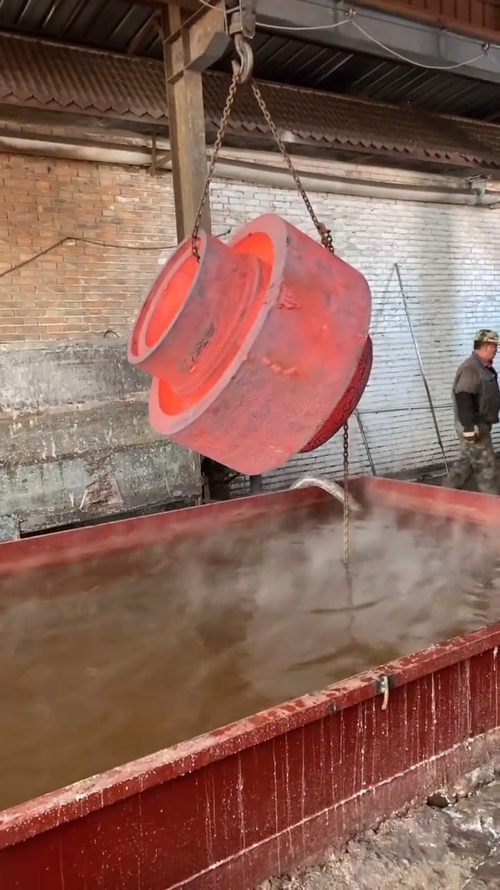 本来是烧红的铁,放入水中的一瞬间,总感觉现象不符合逻辑