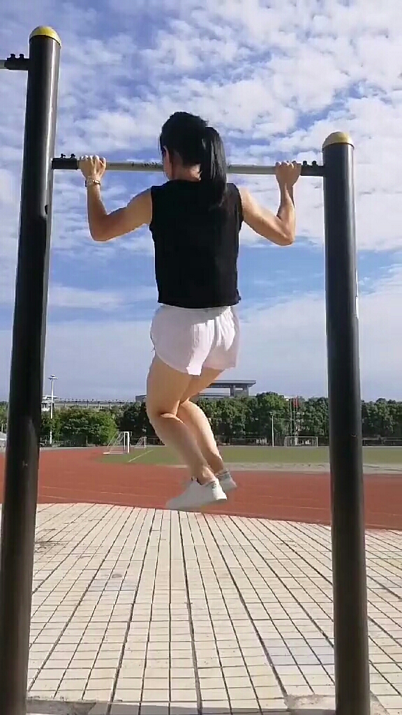 这位小姐姐单杠上的太空步走的太霸气