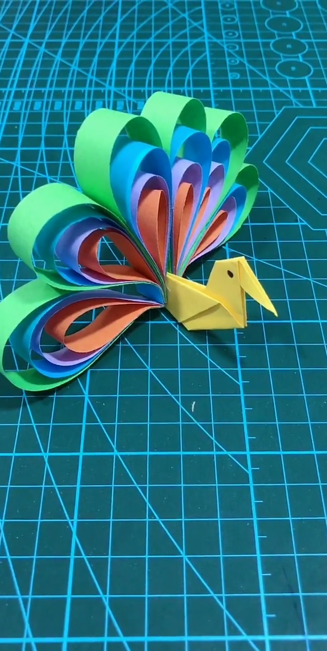 手工制作#折纸开屏孔雀,不要偷懒认真学,你一定会学会的