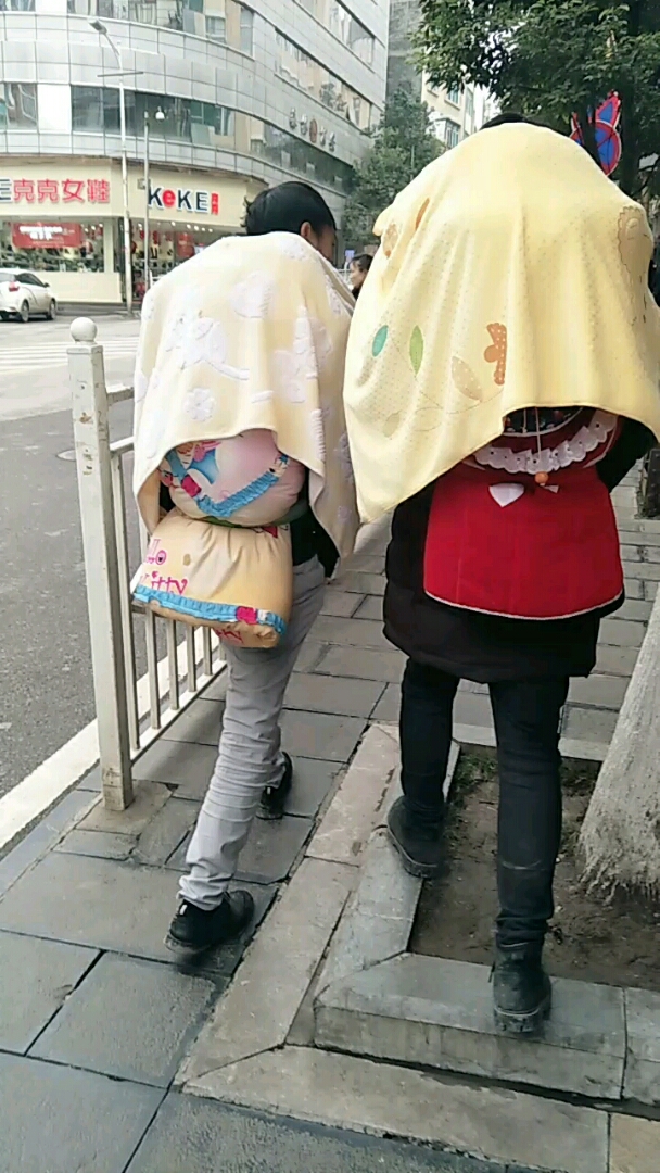 哈哈两个男人背娃娃