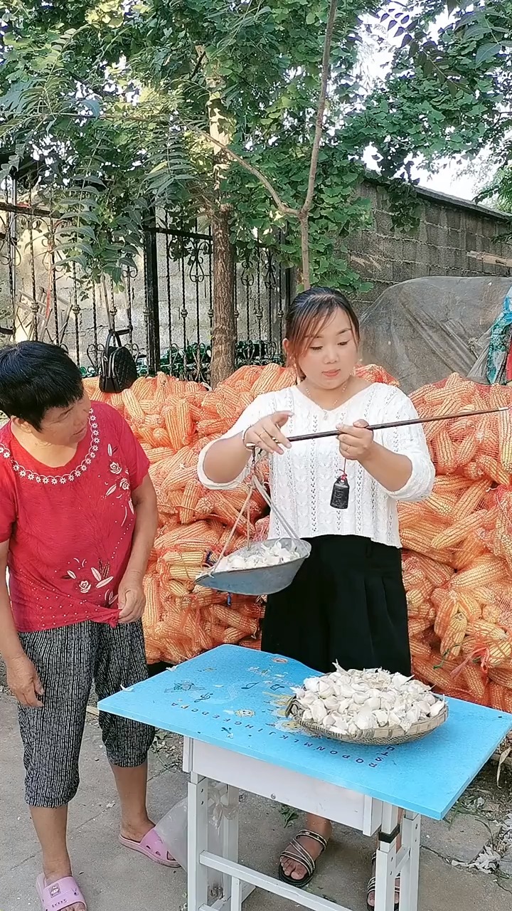 搞笑段子#這老太婆,不是要買大蒜人怎麼不見了