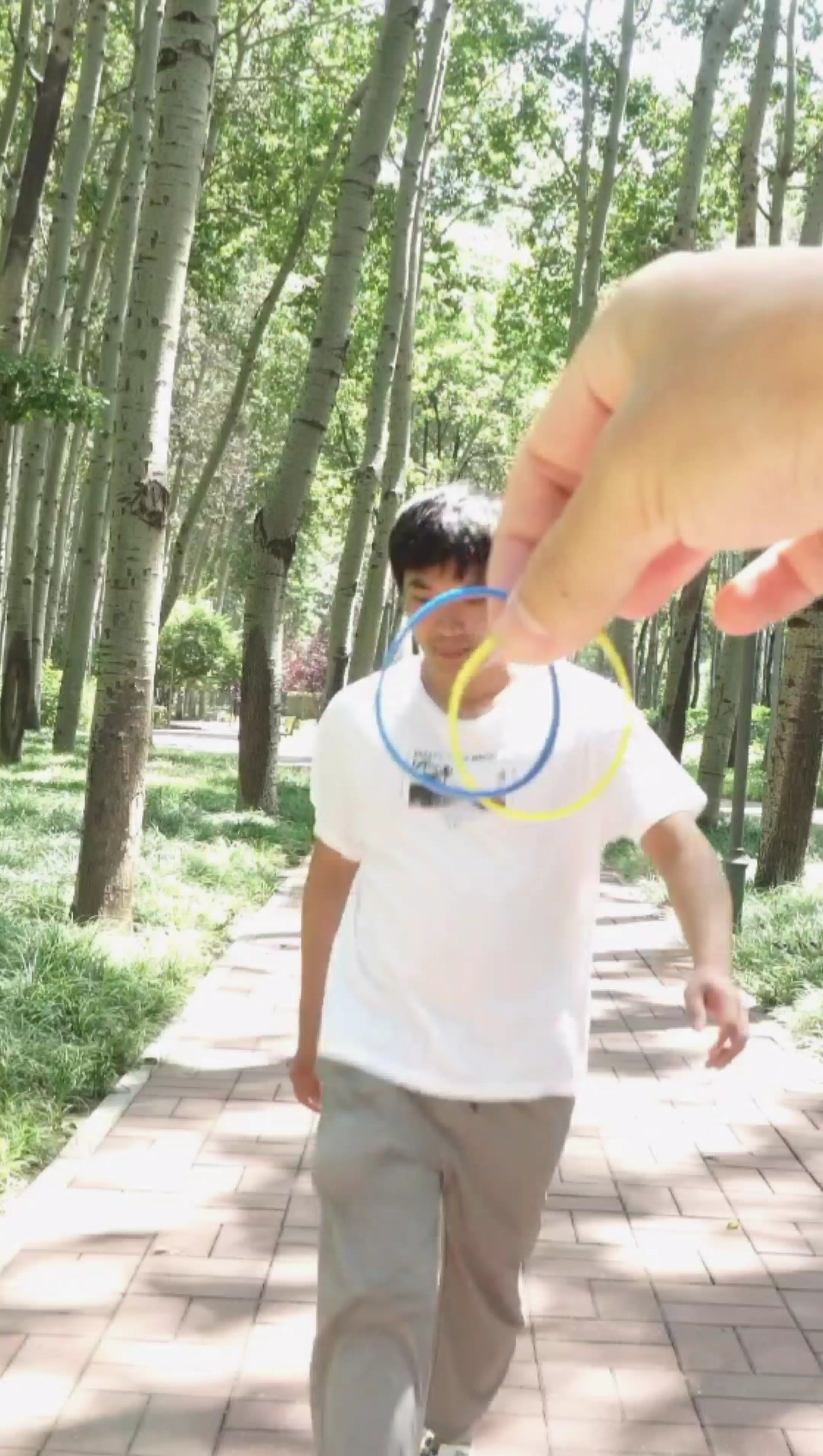 魔术师何镖神奇魔术两根橡皮筋互相穿越看一遍就能学会