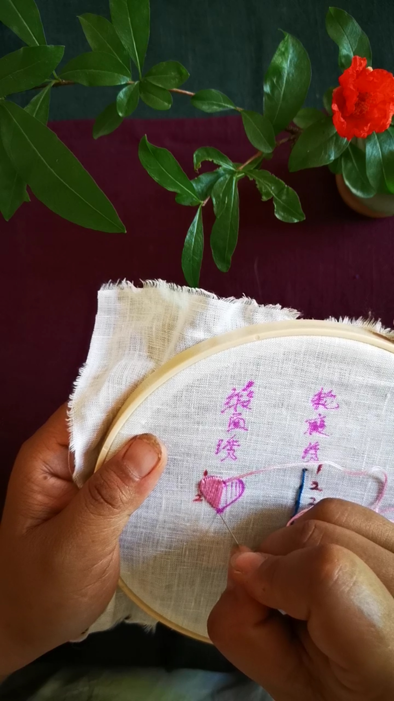 vlog日常#缎面绣的针法很简单唯一要注意的是线的紧密度不要露底簿屯