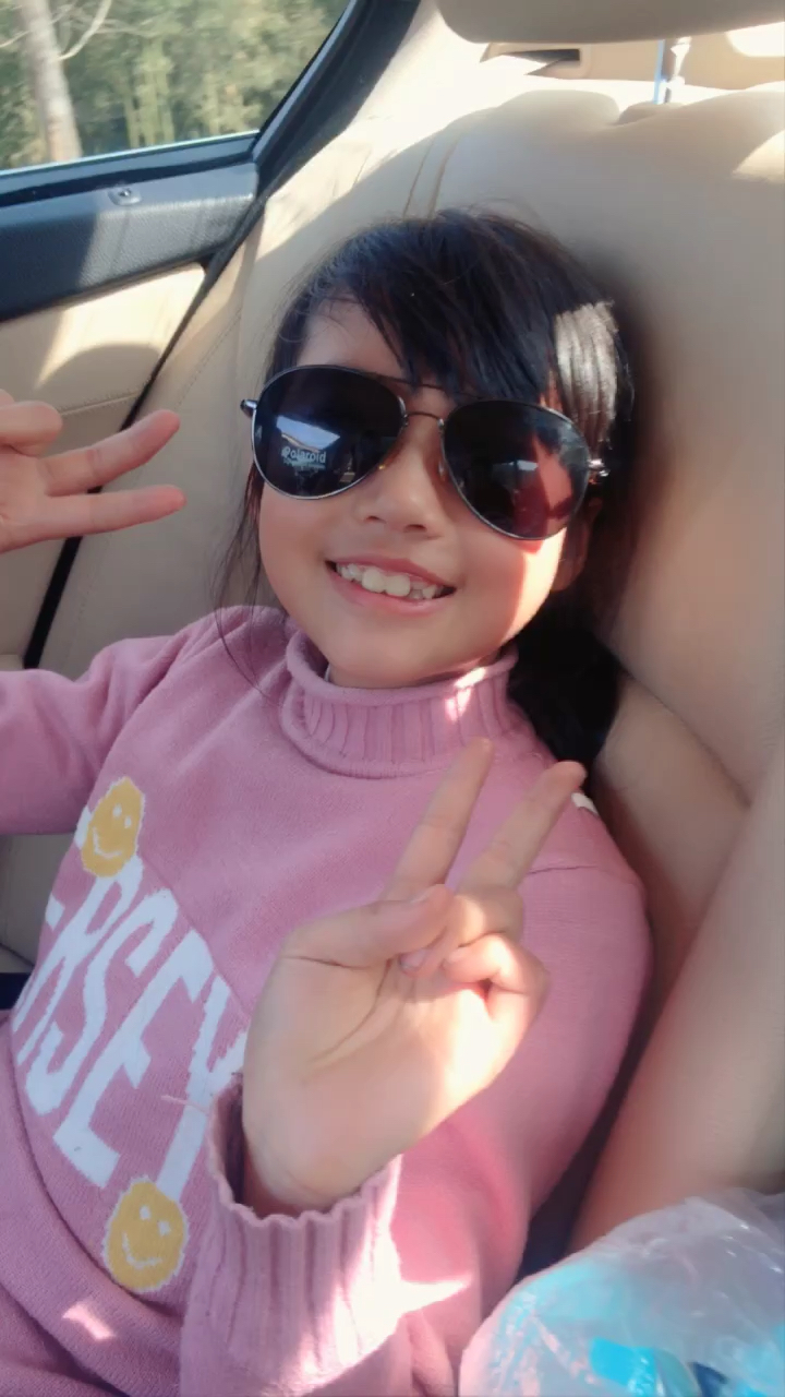 小芊芊戴着墨镜得瑟呢