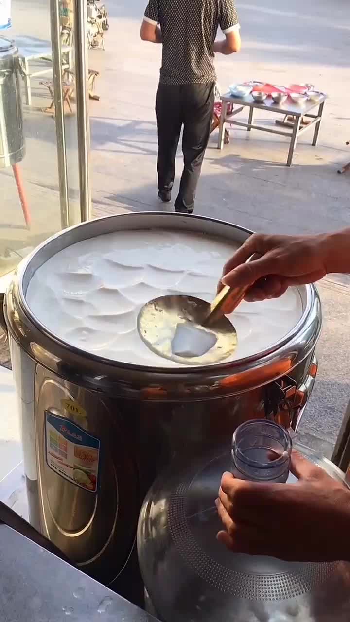 用这样的水桶装豆腐脑,一般人做不到,-度小视