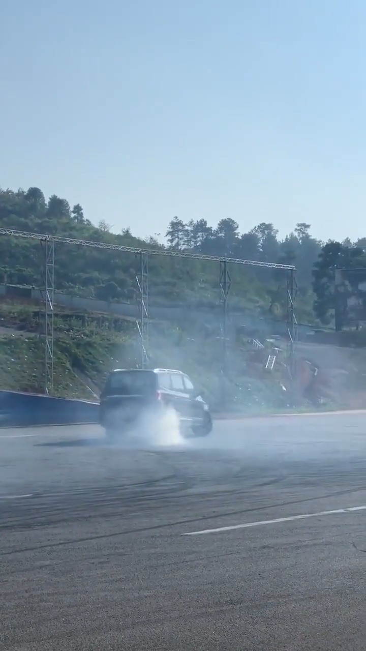 村里首富的儿子提了一辆五菱宏光,激动的在街头大道肆意的漂移