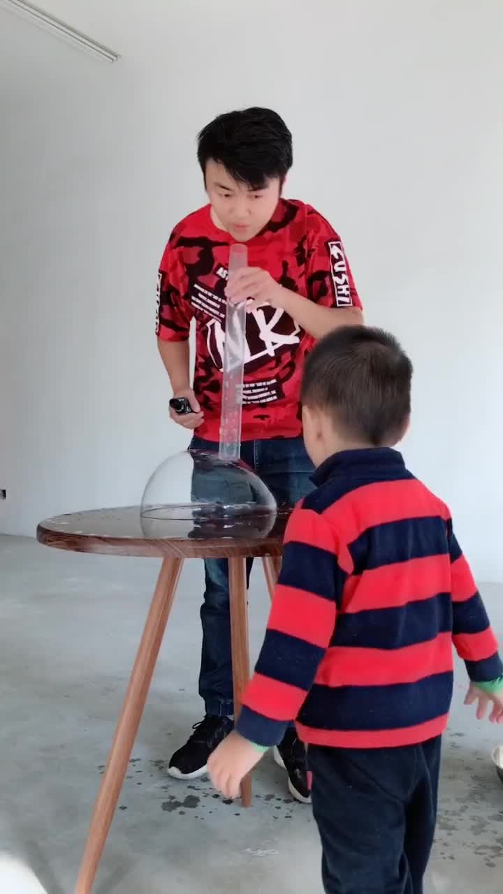 看旁边这位,用多大劲吹啊!