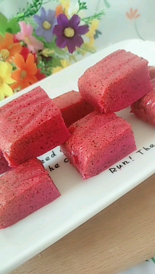 火龙果蒸糕,简单好做,锻炼宝宝的手抓能力,有效缓解宝宝便秘!