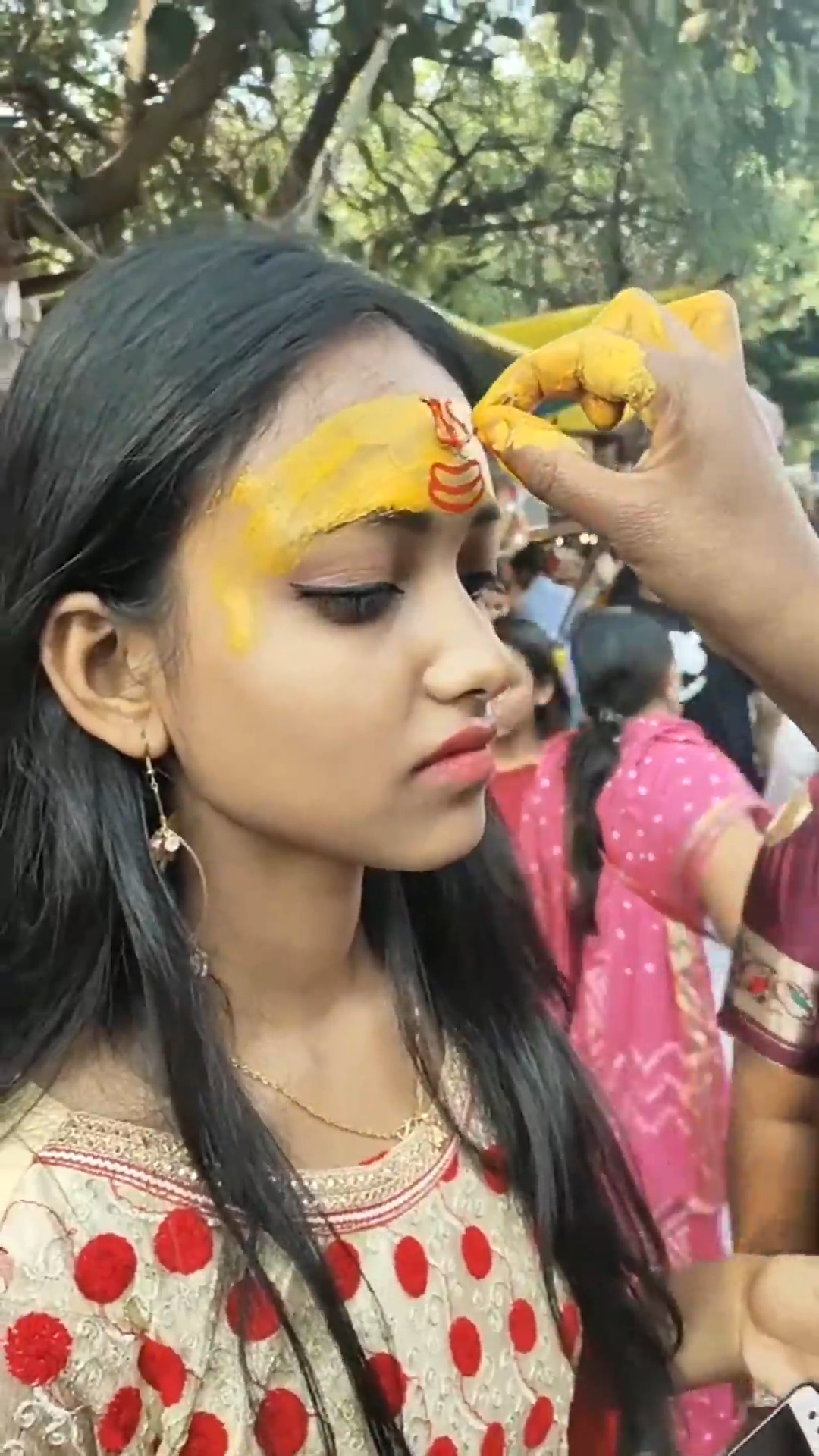 我要上热门#印度女人在脸上涂油彩皮肤照样好,这是天然染料,她们炼换