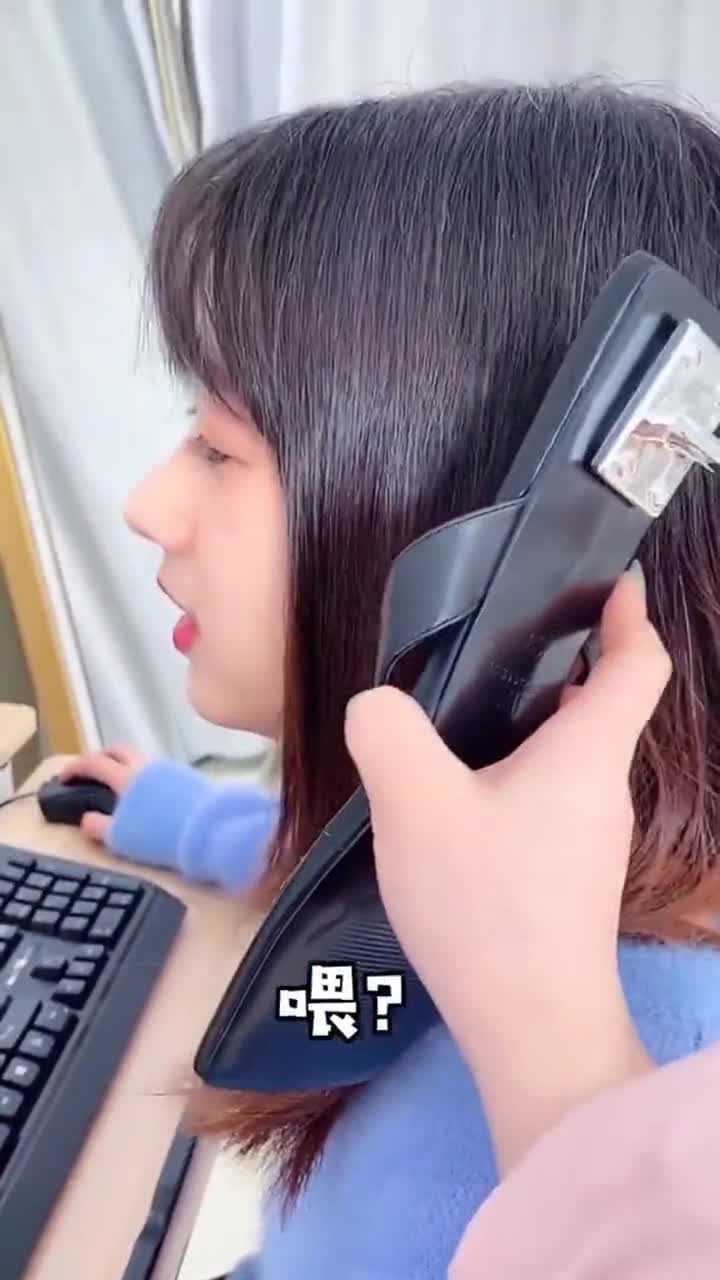 拖鞋能当电话接,像不像认真工作的你-度小视