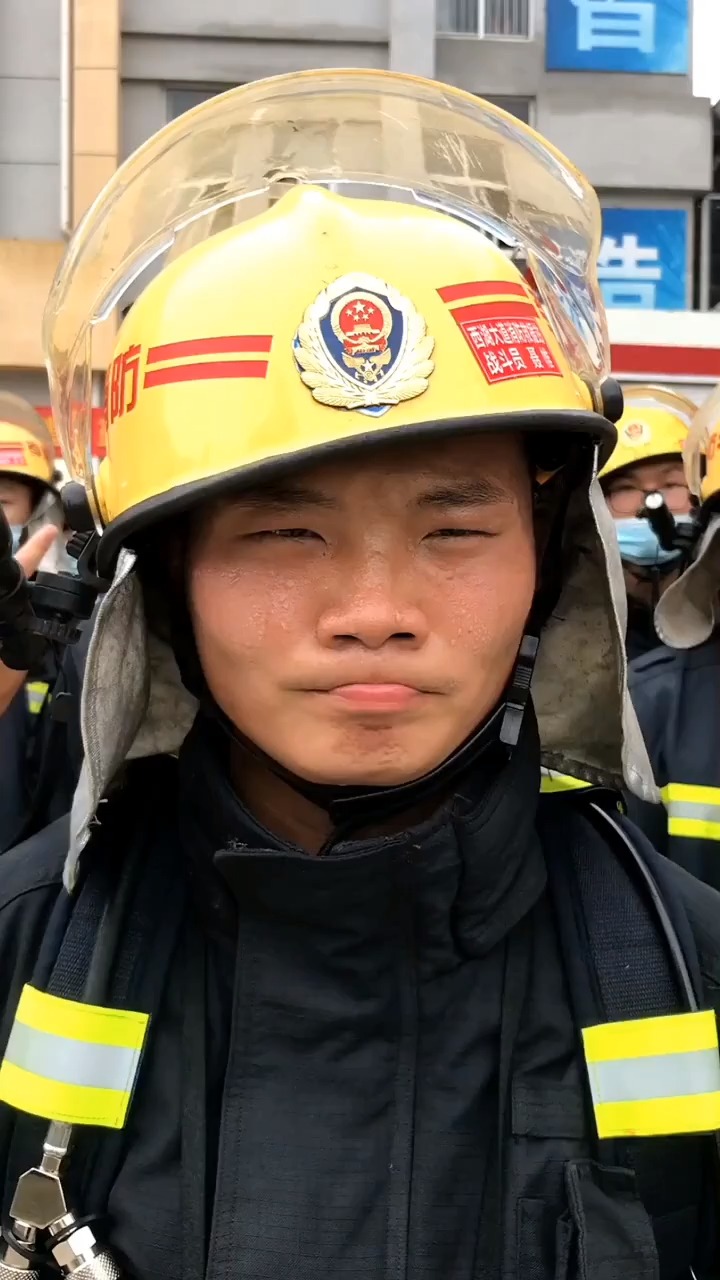 即使汗水迷离了双眼,依然逆火向前!致敬消防员!