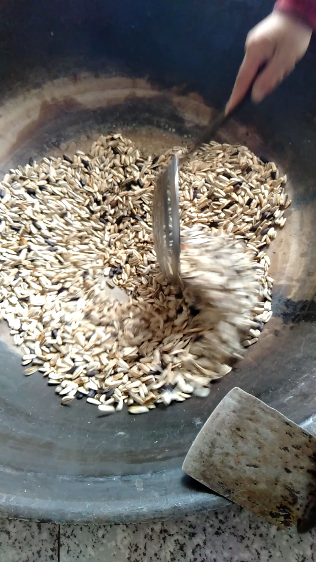 有爱才有年#大锅炒瓜子