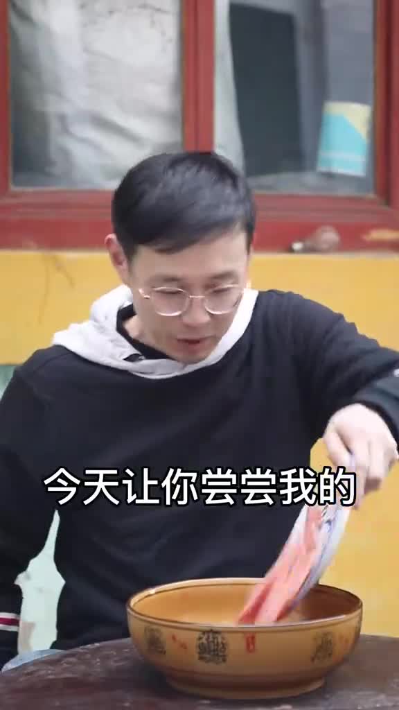酸哥做的秘制香肠好吃是好吃,就是太干了呀