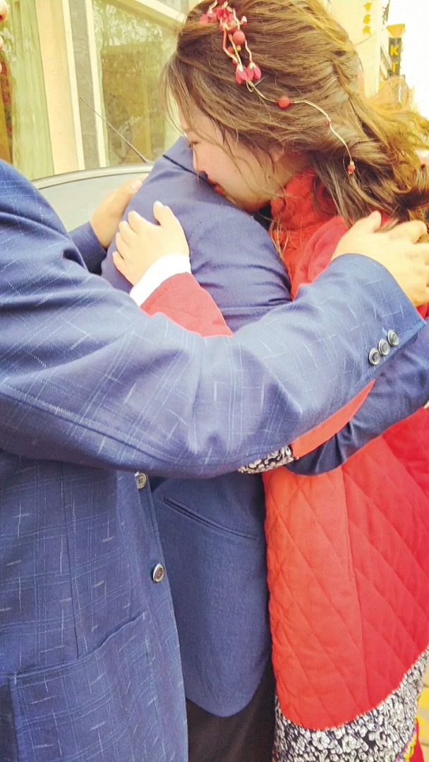 女儿出嫁那天 爷俩抱着哭(;︵;`) 临走还是不舍得啊