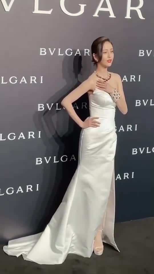 佟丽娅佟丽娅穿性感抹胸白裙秀傲人上围身材丰腴韵味十足嘴角带笑眼神