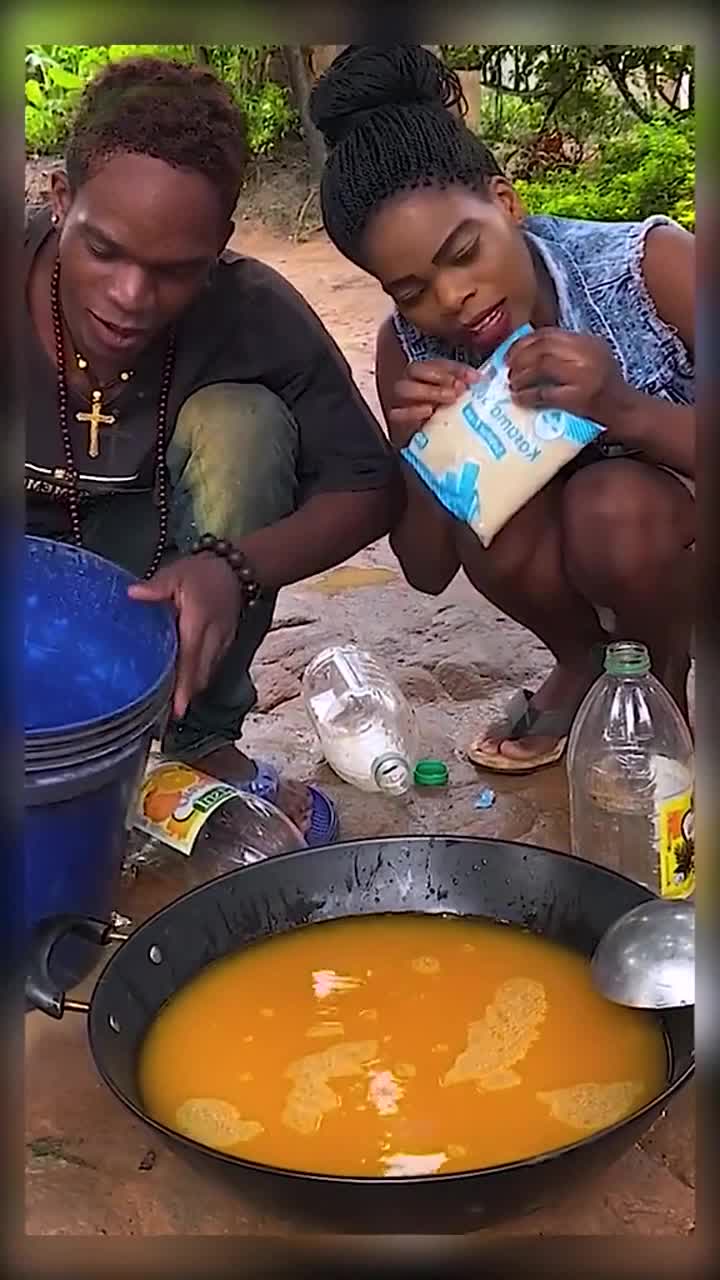 非洲浓缩果汁,3瓶果汁,2袋糖,2桶水,搅一起就可以喝了