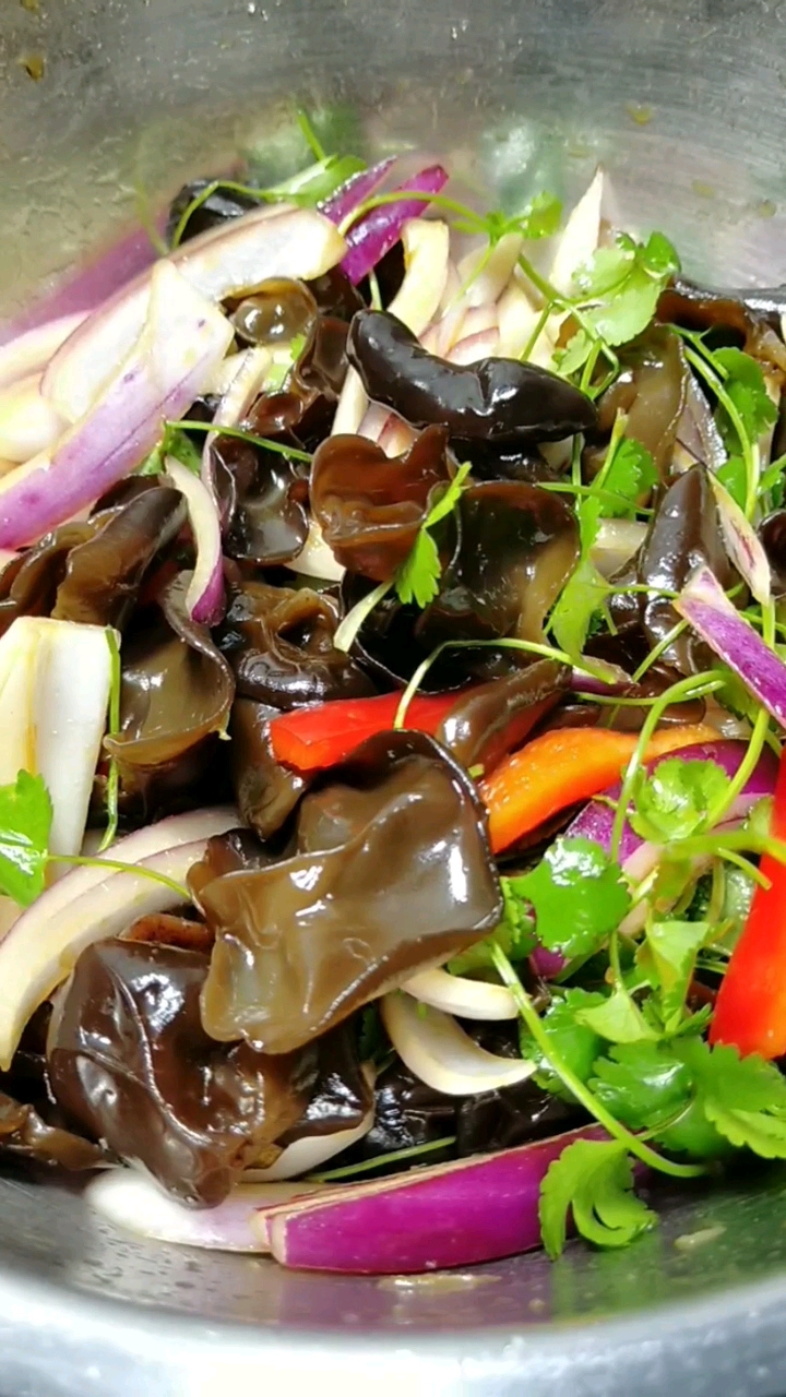 圆葱拌木耳