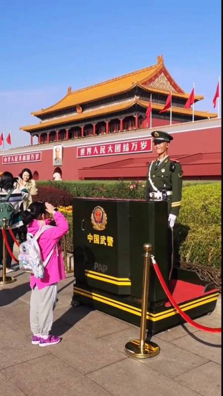 致敬中国军人#敬礼,是孩子对军人地崇拜和一种发自内心地敬佩
