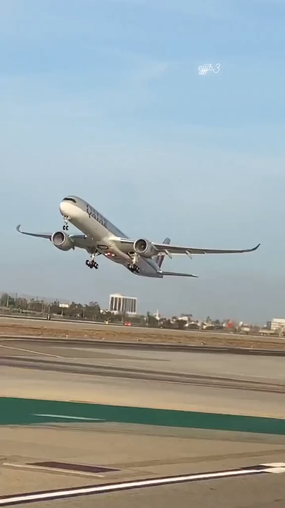 卡塔尔航空a350-1000,新飞机性能卓越,这个角度爬升也是没谁了