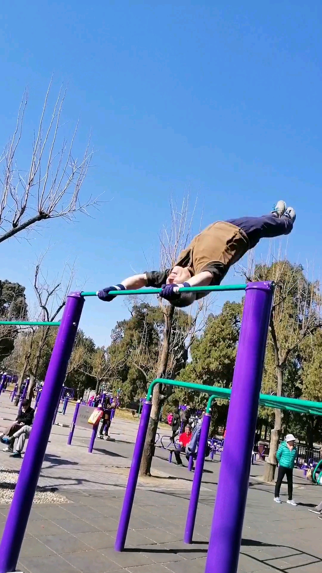天秀不如你秀#60多岁的老人还在认真的练习单杠摆浪