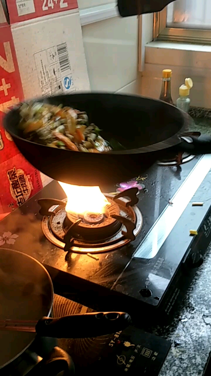 表情大比拼#我家帅哥在炒菜做饭