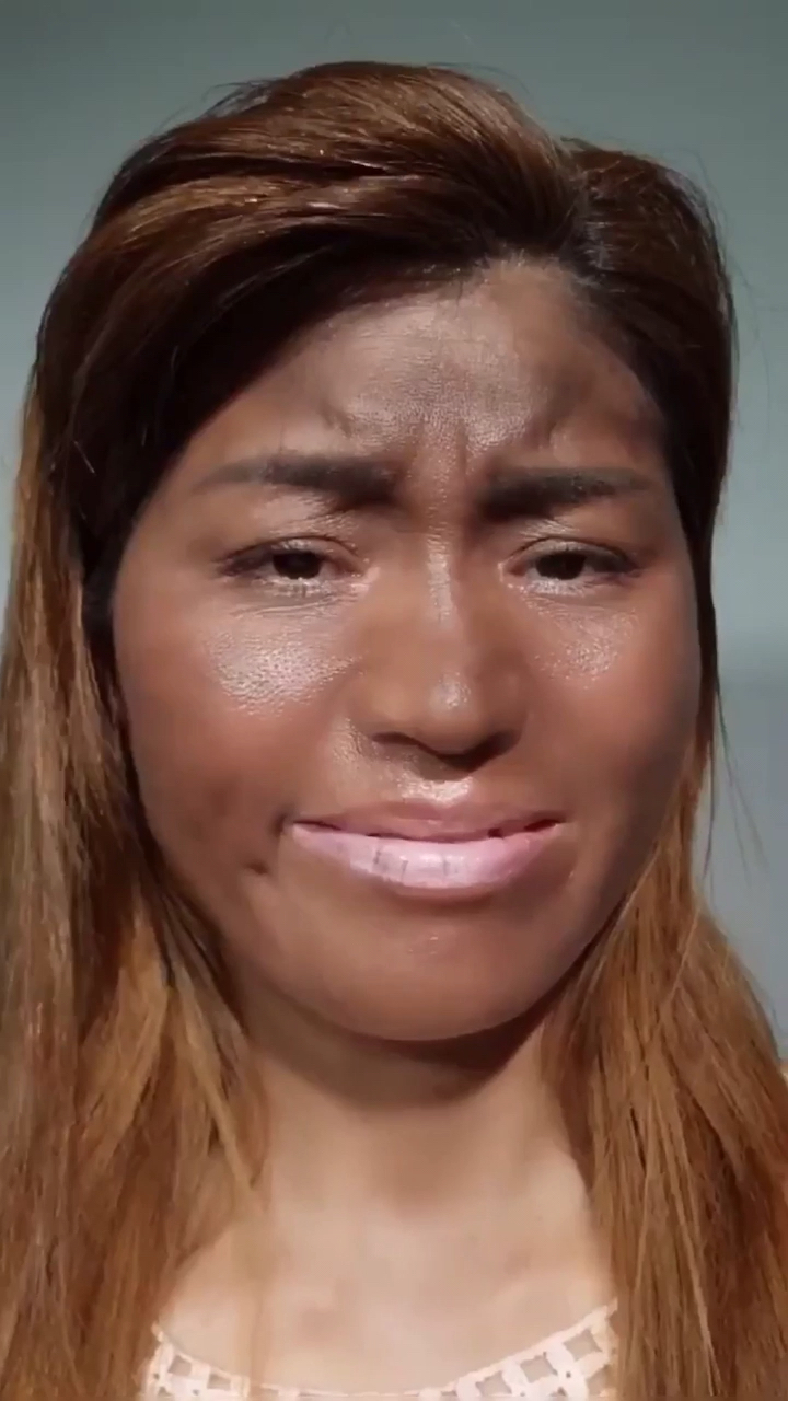 脱掉棉袄,一秒变美#丑女大妈化妆后,所有人惊呆了