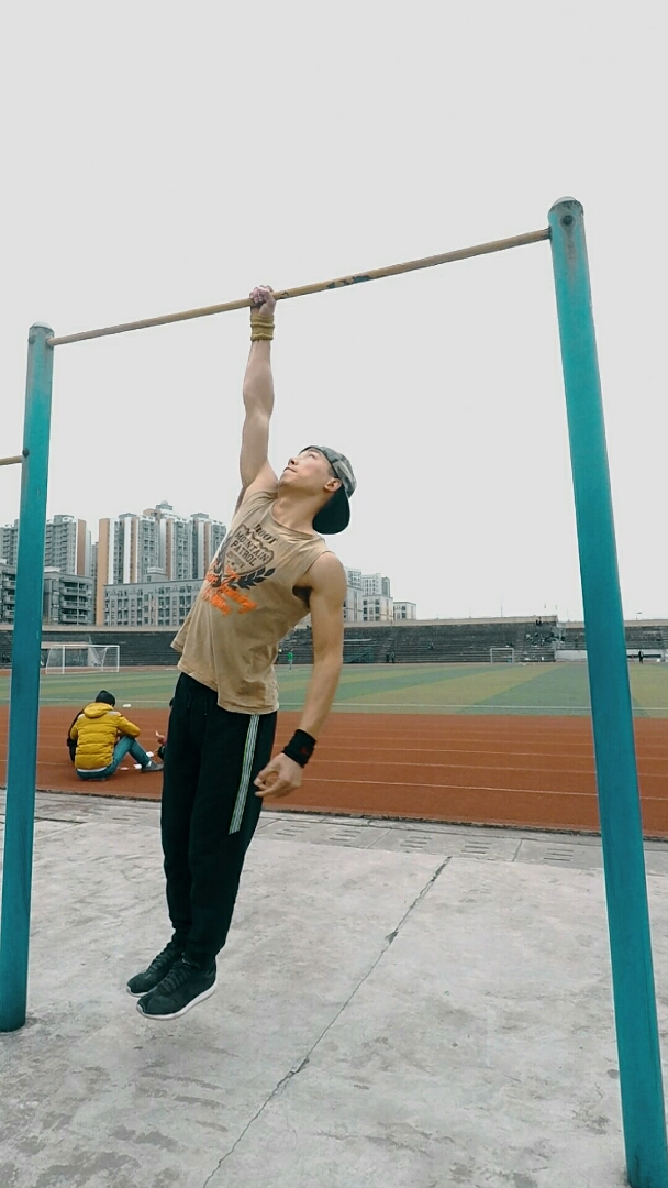 优秀如我#超强00后做单手引体向上!