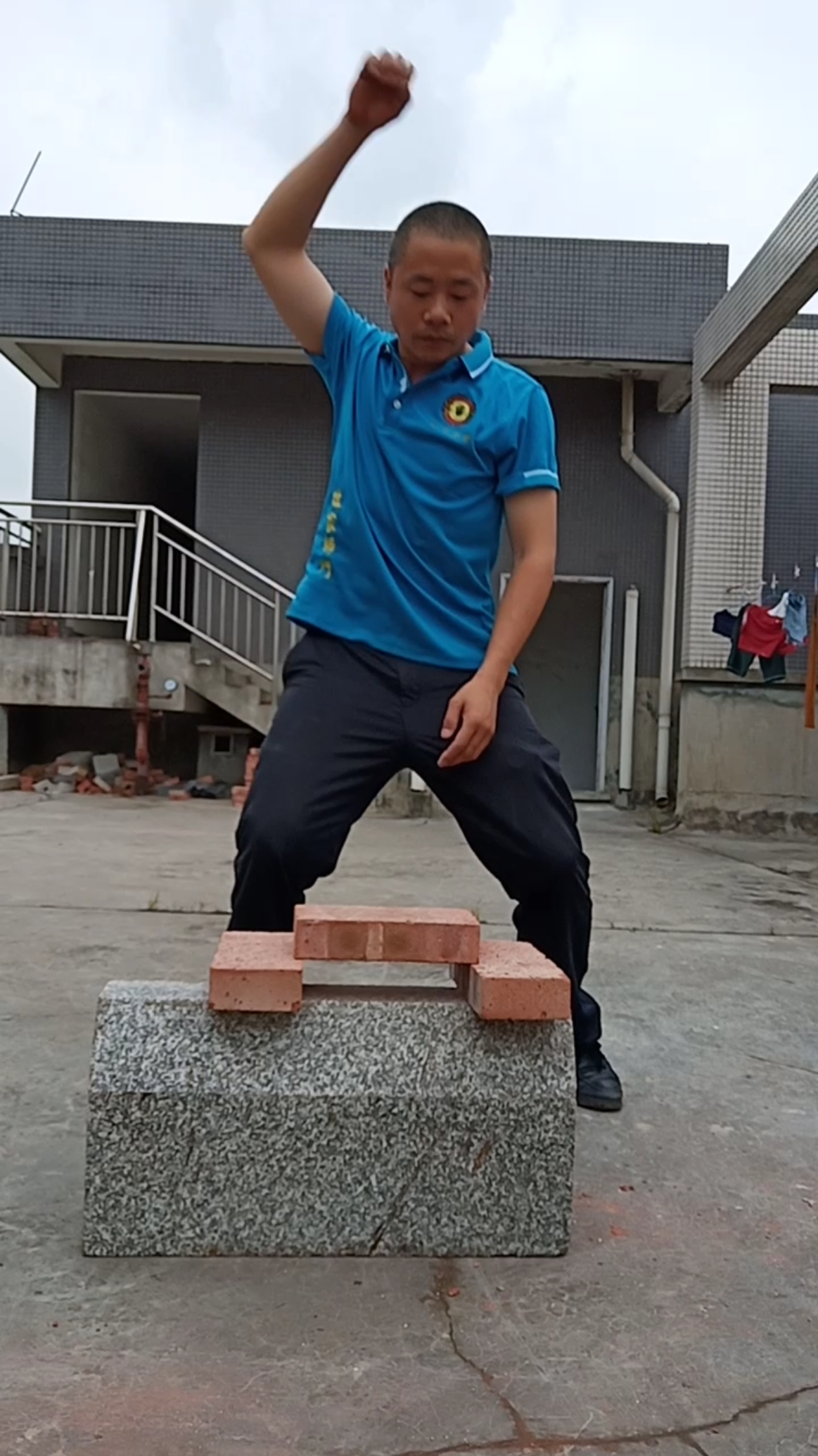 全民独门绝技咖#这个打砖动作轻松自在,好玩!