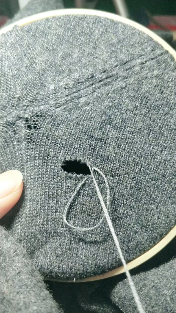 生活小妙招#羊绒衫破洞织补修复方法