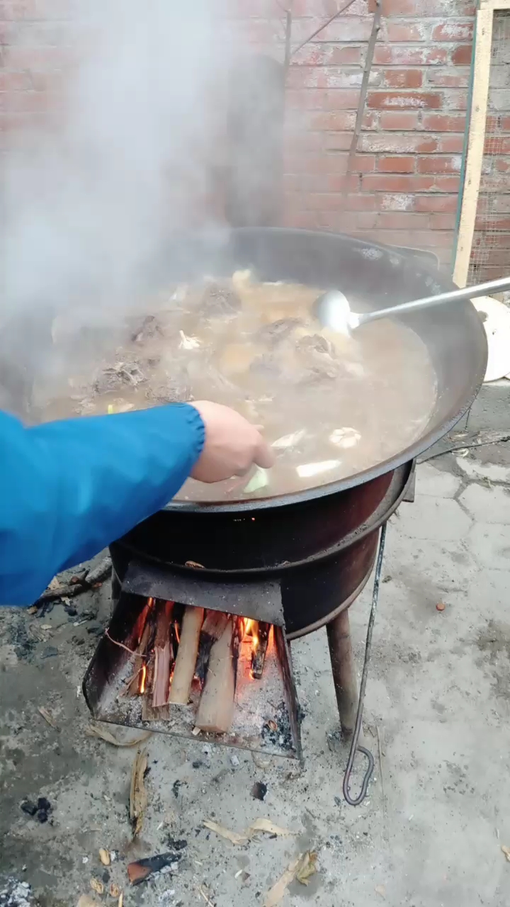 炖狗肉照片图片