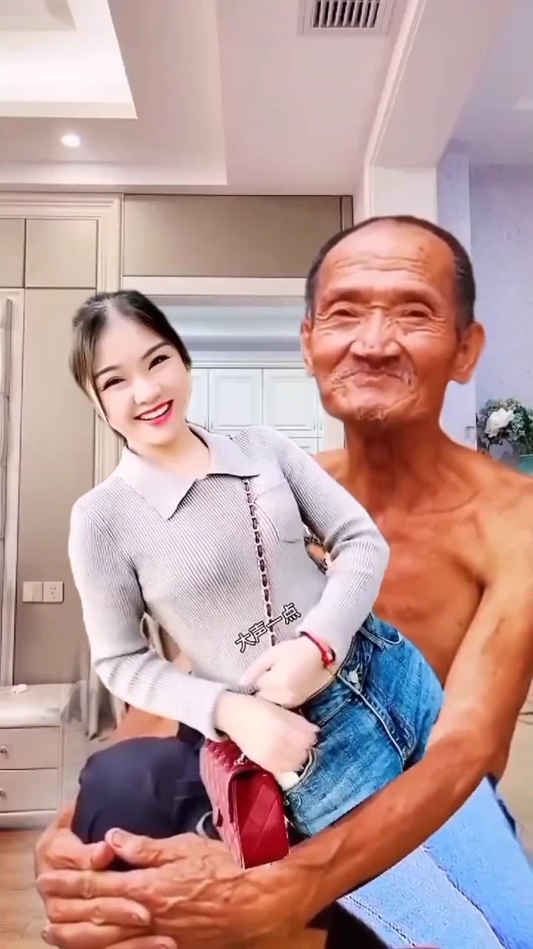 美女怎么会来这种地方,眼前这一幕,老大爷可真是好福气!