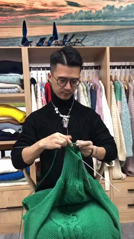 这年代会织毛衣的男人很少了,眼前这一幕,网友:宝藏男神!