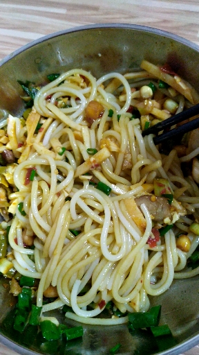 乡村生活#吃上一碗香喷喷的干捞米粉,那也是很幸福的事!