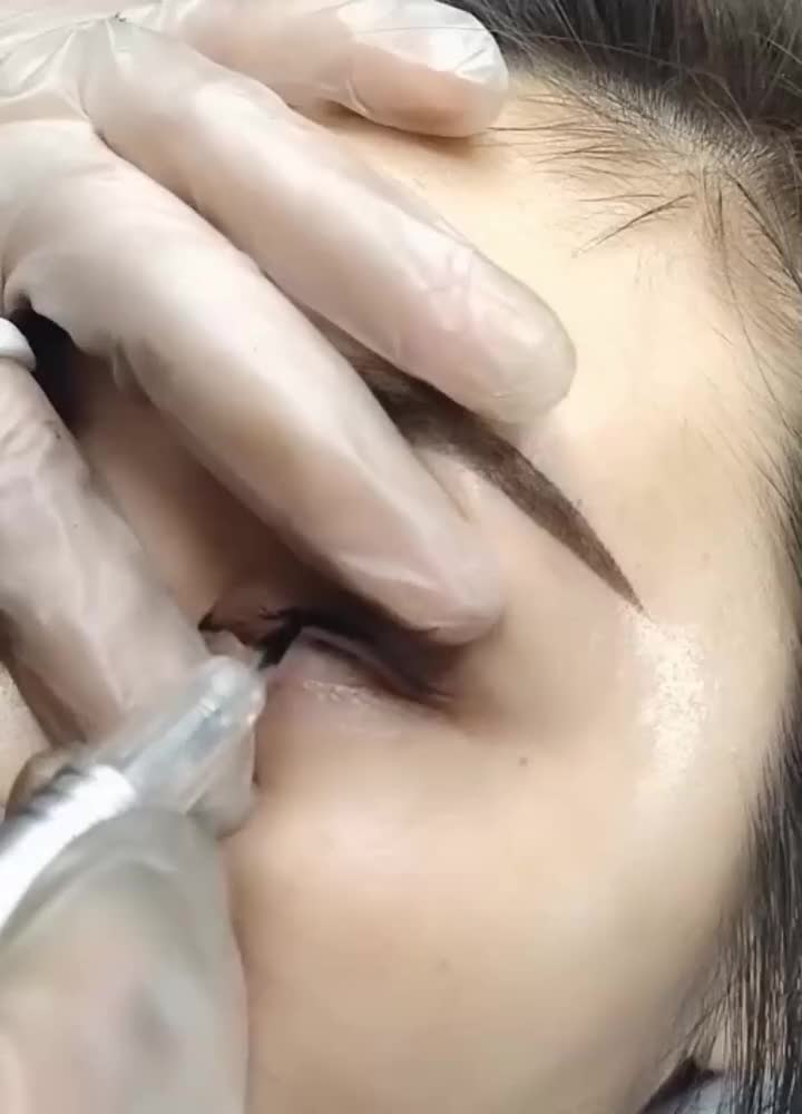 这个视频告诉你为什么女生喜欢去纹美瞳线,不仅好看还很有气质!