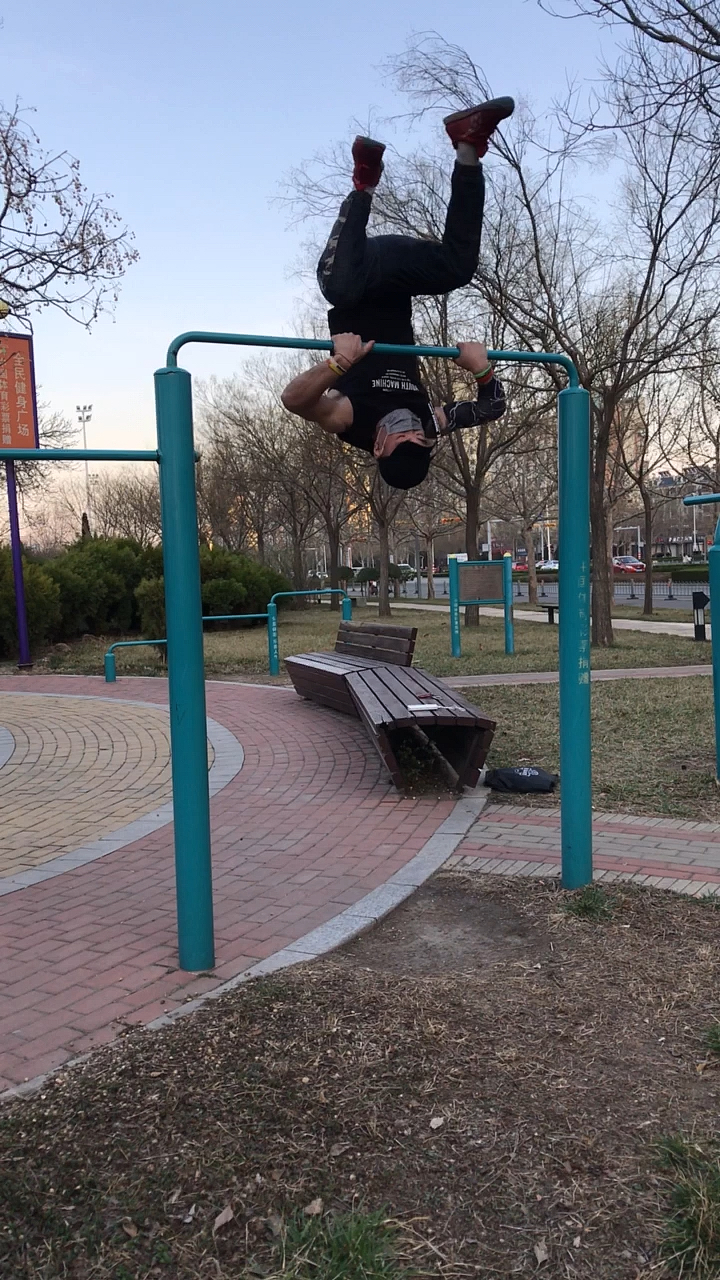 单杠还能这么操作?危险动作,请勿模仿