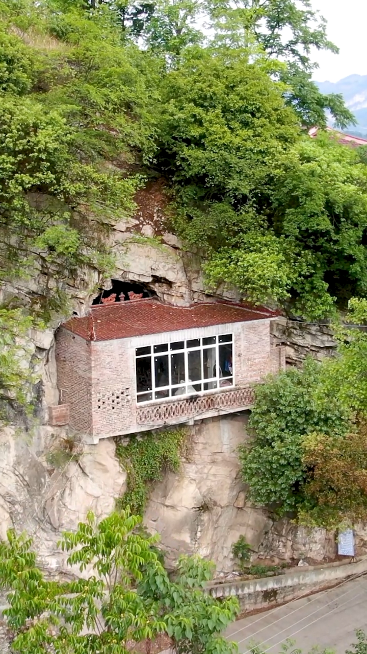 四川泸州一间挂在崖壁上的房子,你敢住吗?