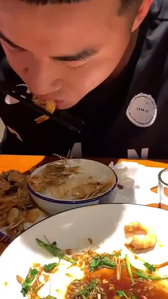 这波操作不给666真是可惜了呢男朋友剥虾