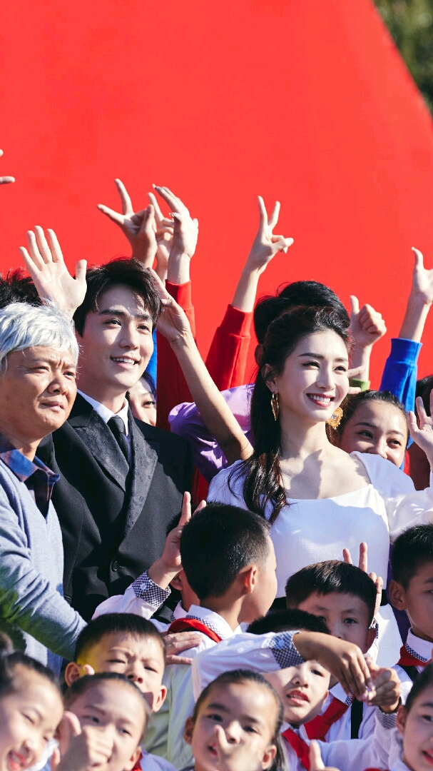 娱乐#朱一龙江疏影同框,同台献唱央视心连心古田慰问演出