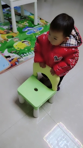 家有萌娃#你是刚学会走路吗?弄个椅子到处推!