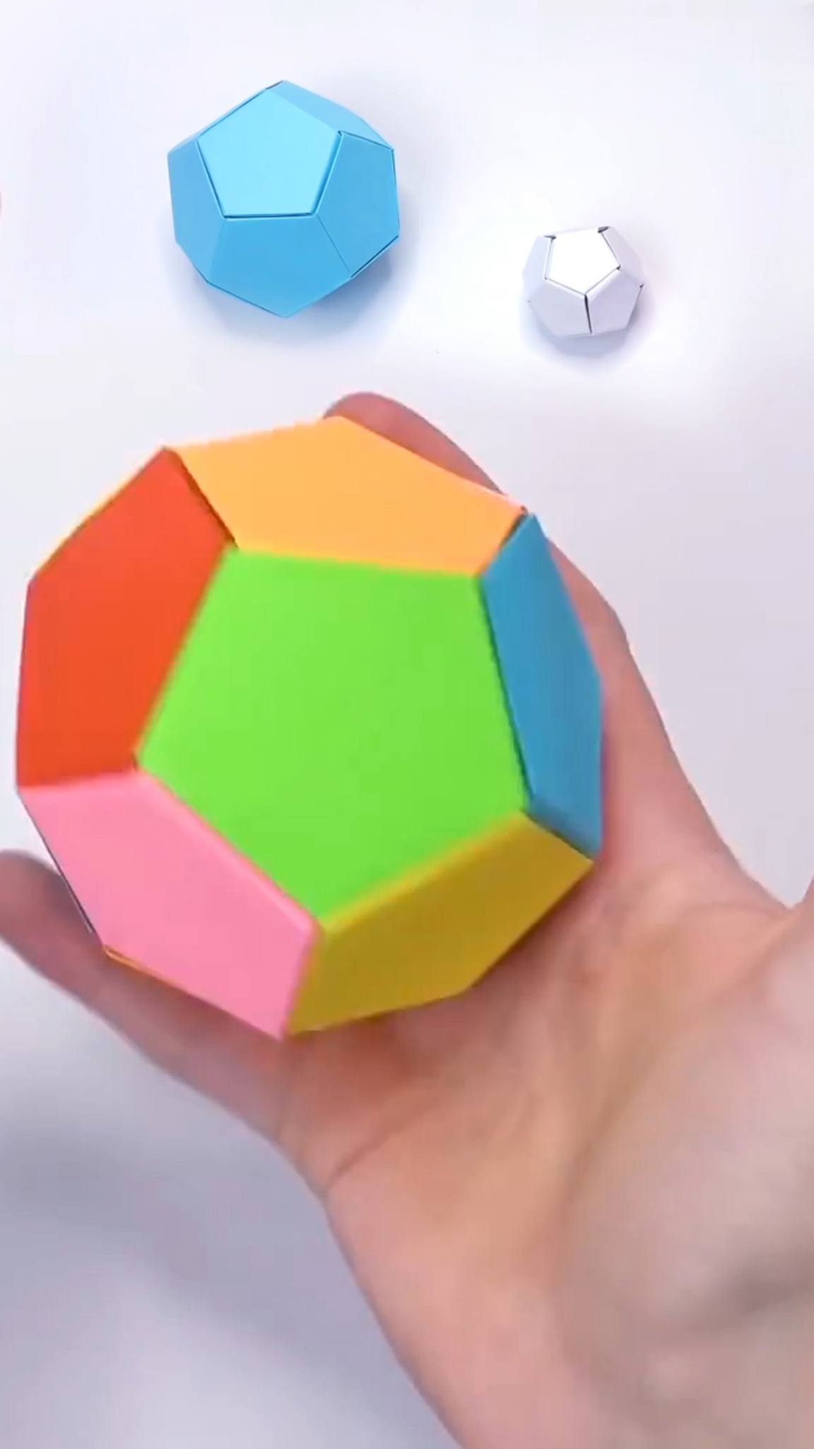 创意手工diy#一张纸,如何变成七彩纸球?好玩又好看,你学会了吗?