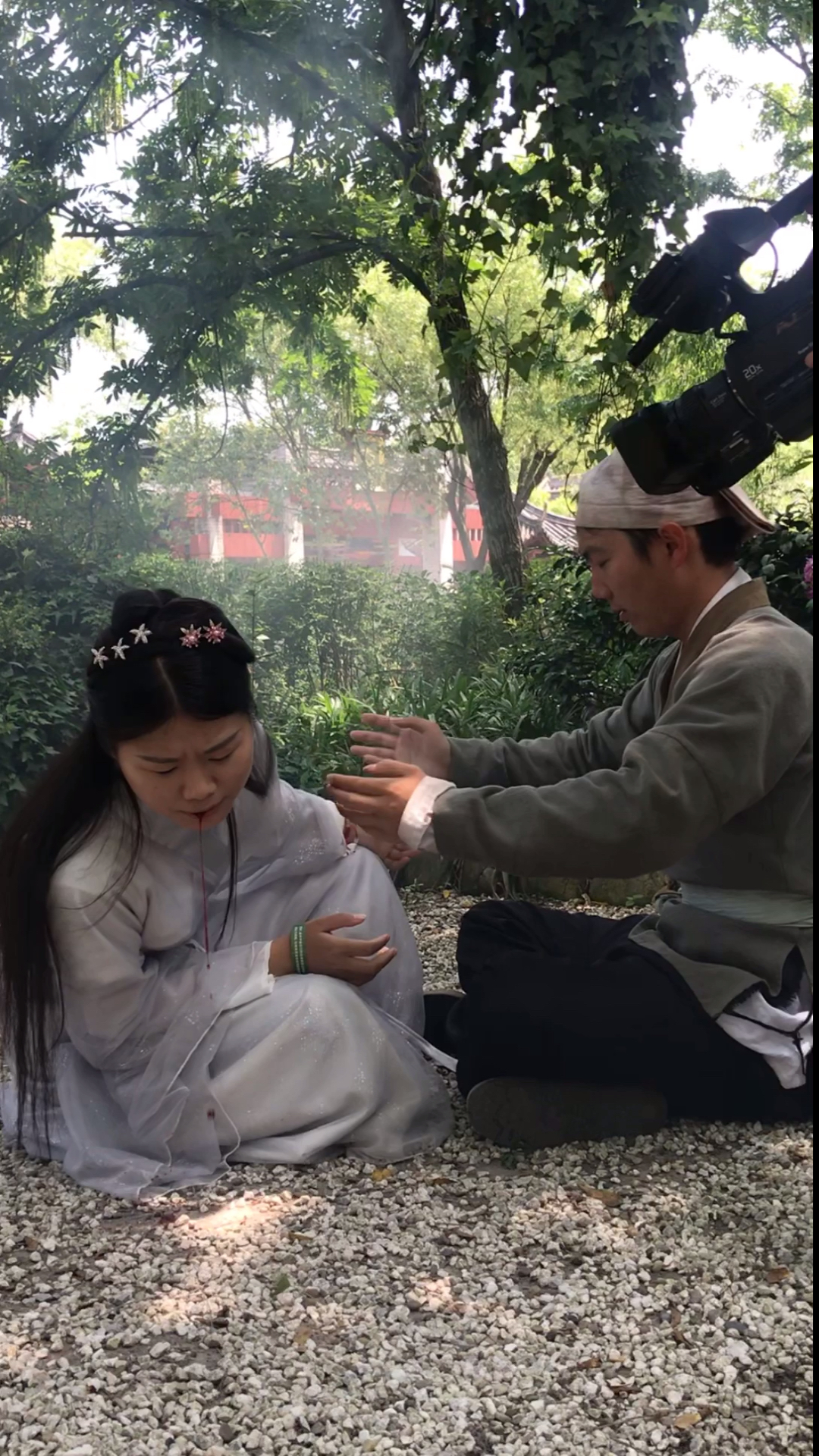 拍戏现场#运功疗伤吐血原来这样拍-度小视