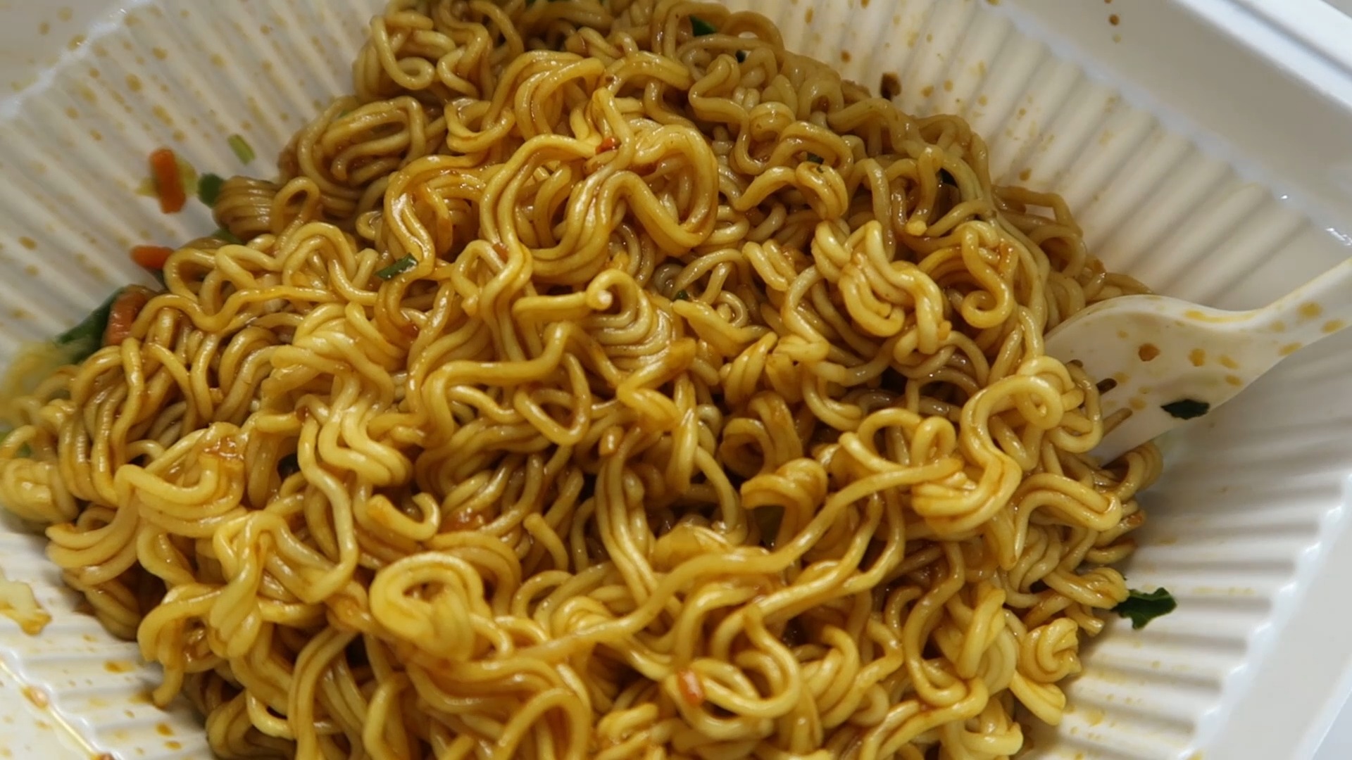 美食#测评吃炒面王香辣酱拌面,味道q弹入味,但吃完还是饿啊