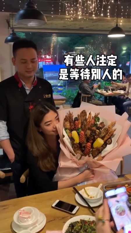 帅哥求婚美女送烤串花束,这么懂生活的男人能不成功吗