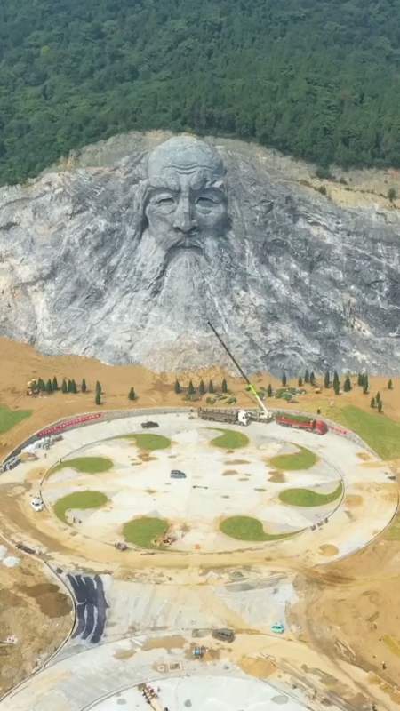 襄阳发现一座伏羲像,整座山雕刻而成,鼻孔能容纳十几人,是美国总统山