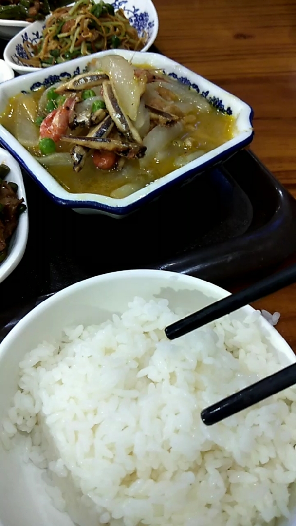 工作午餐,多数时间都是吃快餐几个人一起拼