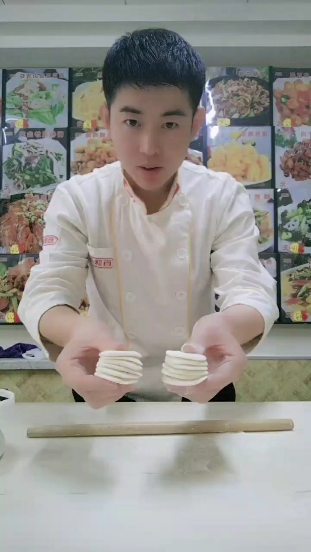 这位帅哥是聋哑人,一手绝活,一次能擀12个饺子皮,真的很棒的!