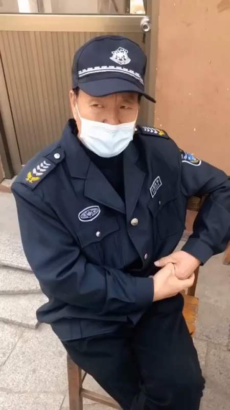 搞笑段子剧#保安大爷永远是我的情感大师,恋爱方面永远胜我一筹