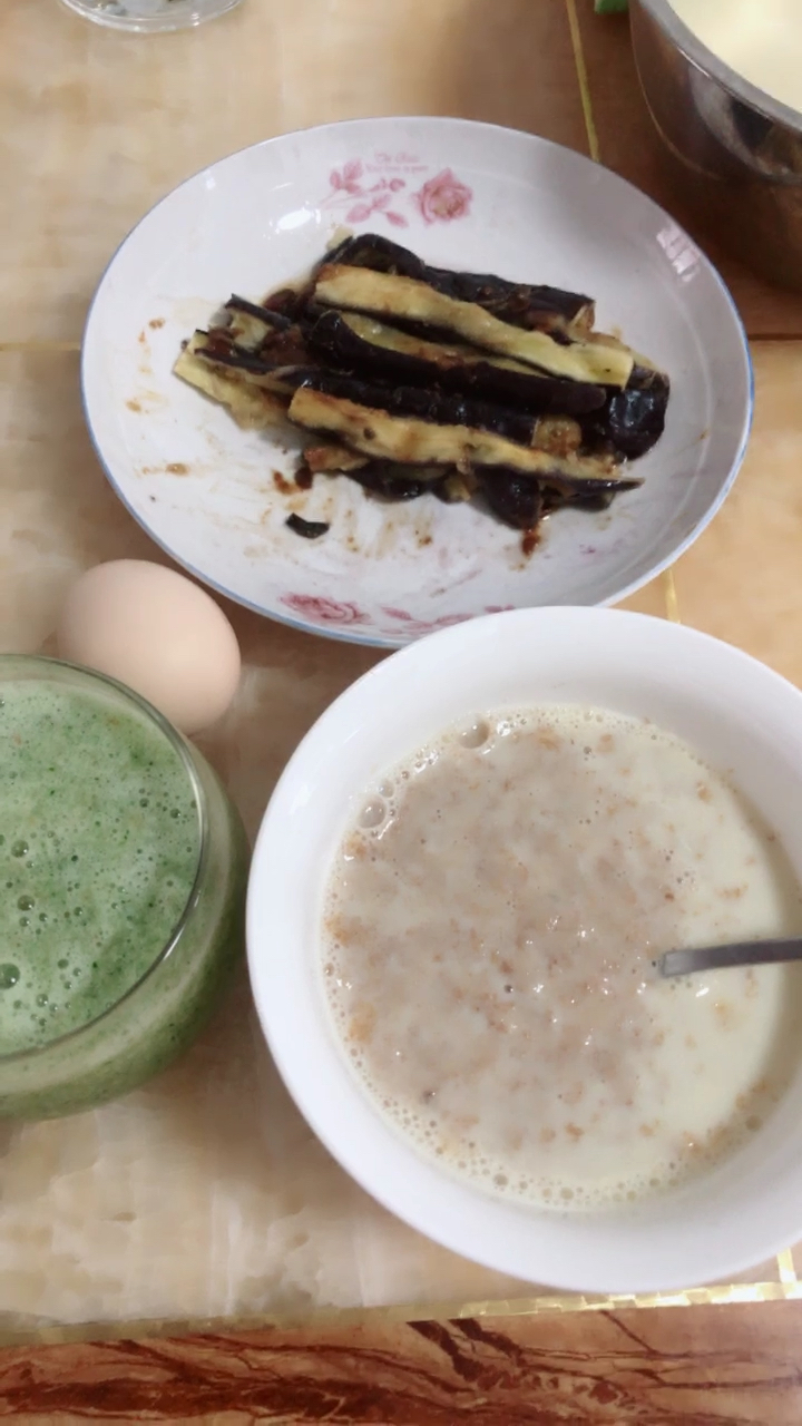 4.16减肥早餐燕麦粥 清蒸茄子 鲜榨果汁 水煮蛋.